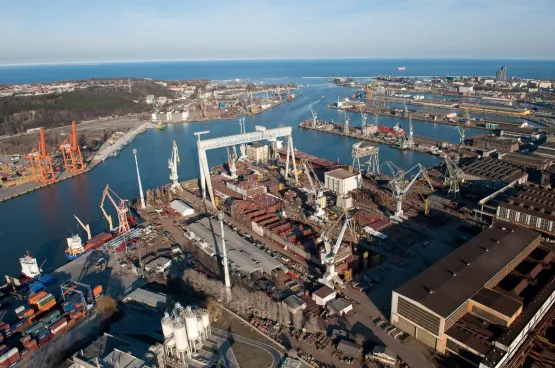 Stocznia Nauta przeniosła się na teren po Stoczni Gdynia. Obecnie dzierżawi od stoczni Crist duży suchy dok. 