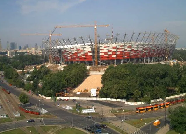 Stadion Narodowy w Warszawie. Ostatnio okazało się, że wadliwy montaż schodów może spowodować nawet czteromiesięczne opóźnienie w oddaniu obiektu do użytku.